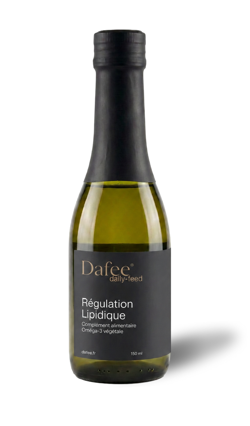 A bottle of Dafee Daily-Feed Régulation Lipidique vegetable oil supplement.